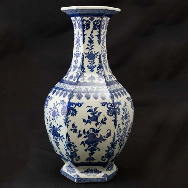 Vaso in porcellana bianca e blu con decori floreali, Cina, Dinastia Qing, XIX secolo