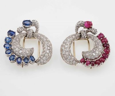 Coppia di clips in platino con diamanti, zaffiri e rubini