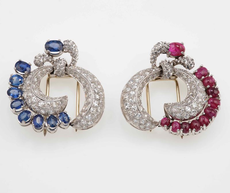 Coppia di clips con diamanti, zaffiri e rubini  - Asta Fine and Coral Jewels - Cambi Casa d'Aste