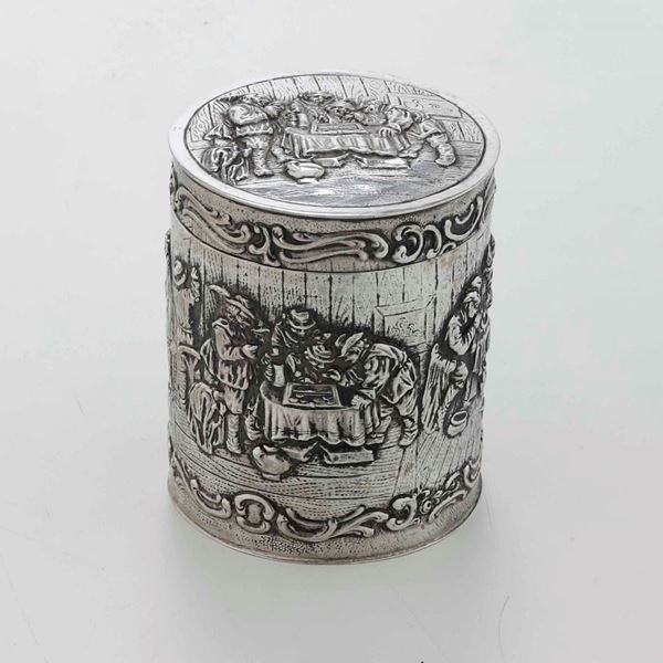 Contenitore in argento 835 fuso, sbalzato e cesellato. Argenteria artistica italiana del XX secolo