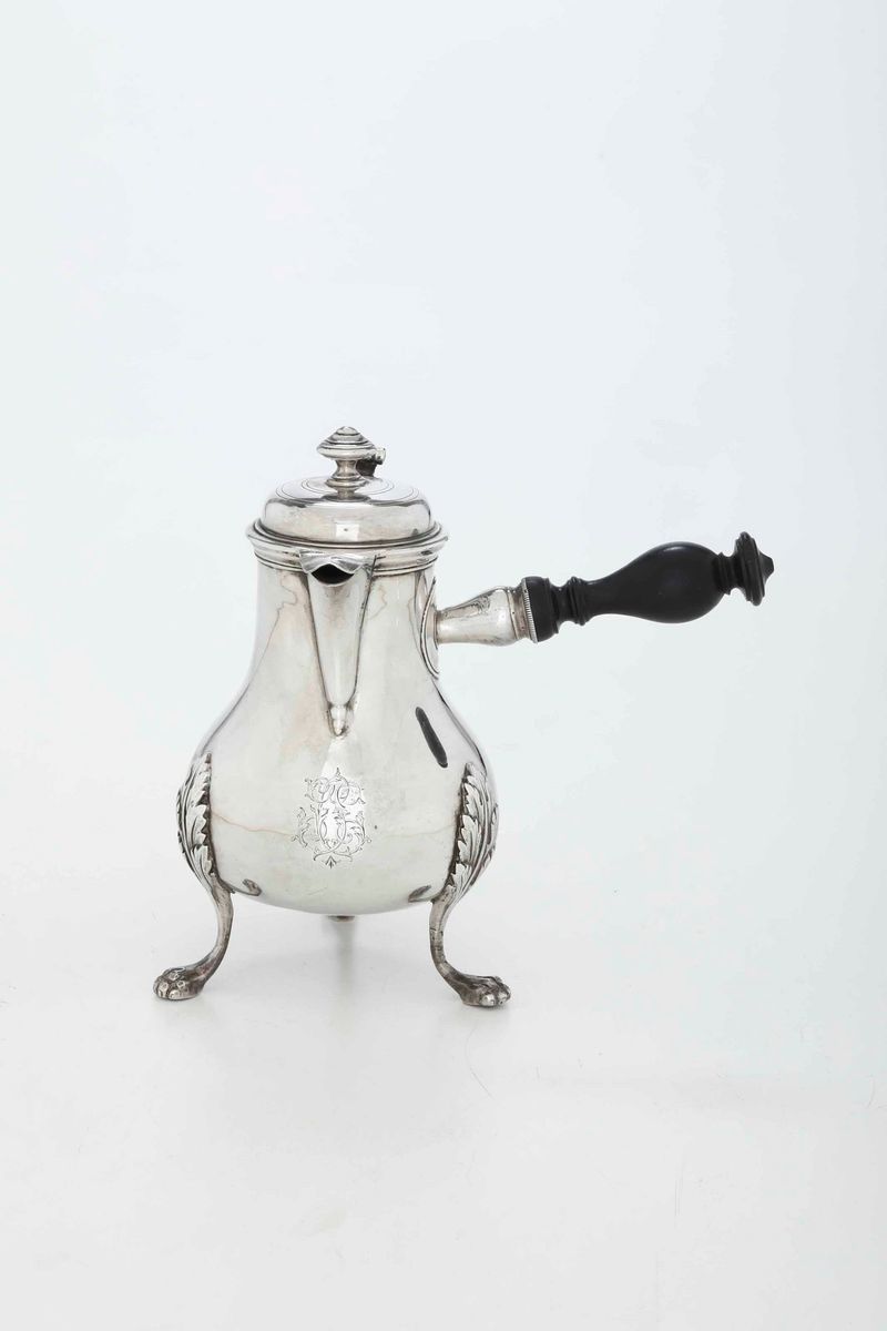 Caffettiera. Argento Primo Titolo Fuso, Sbalzato e Cesellato. Francia XIX Secolo