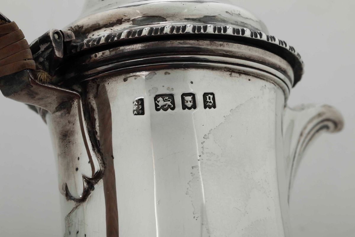 Caffettiera. Argento Fuso, Sbalzato e Cesellato. Marchi della Città di Londra per L'anno 1922 e D...