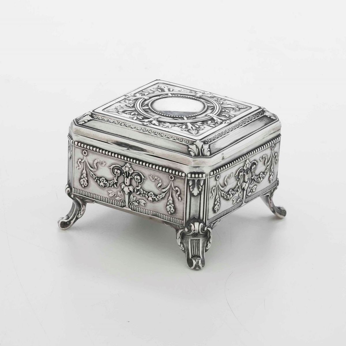 Scatola Porta Gioie in Argento Fuso, Sbalzato e Cesellato. Argenteria Europea degli Inizi del XX ...