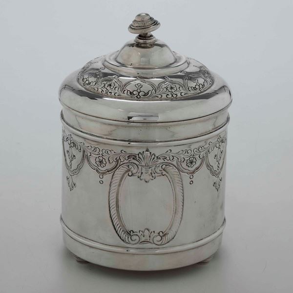 Scatola con coperchio in argento cesellato. Argenteria artistica italiana del XX secolo