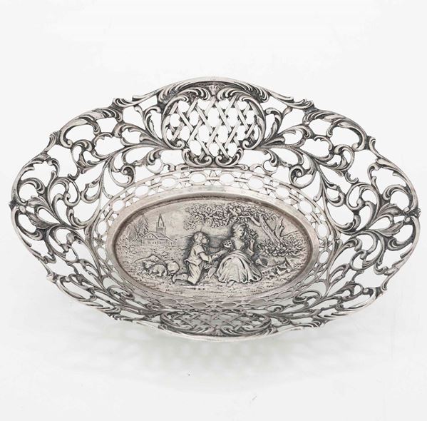 Cestino in argento fuso, traforato e cesellato. Argenteria artistica italiana del XX secolo