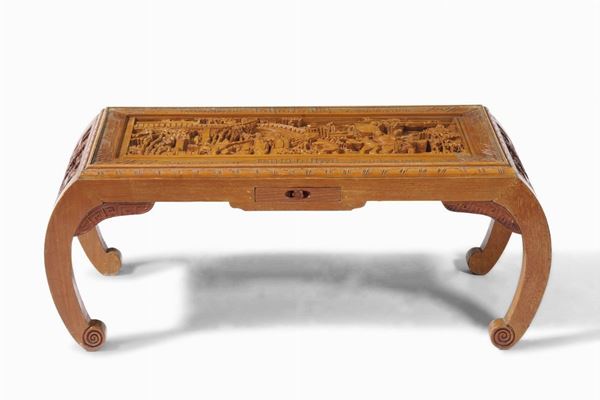 Tavolo basso scolpito in legno con piano decorato a traforo, Cina, XX secolo
