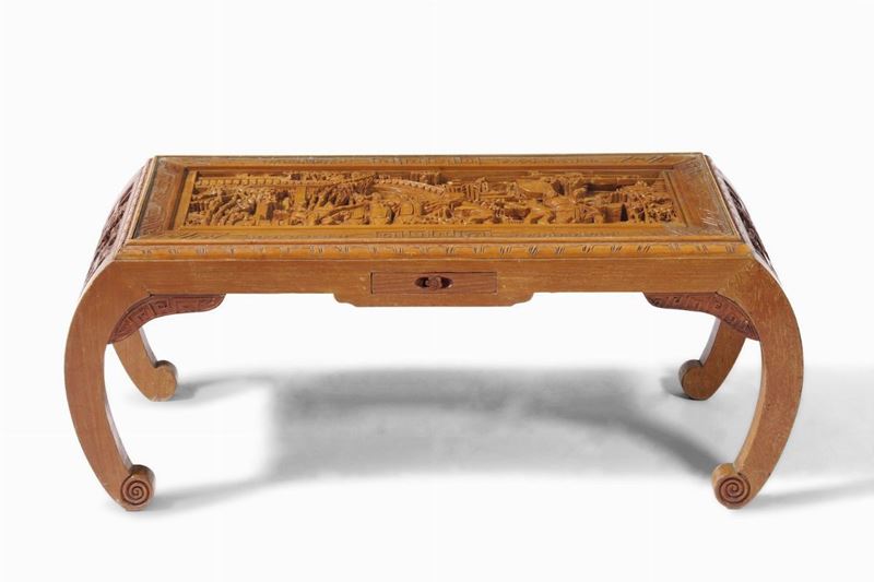 Tavolo basso scolpito in legno con piano decorato a traforo, Cina, XX secolo  - Auction Asian Art | Cambi Time - Cambi Casa d'Aste