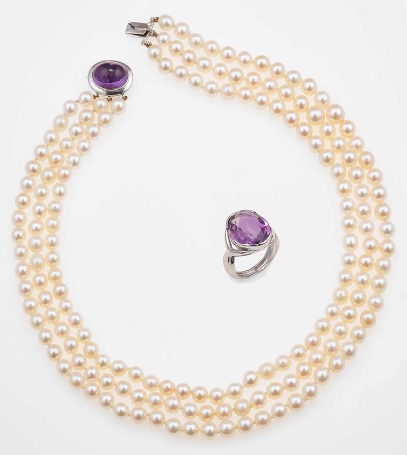 Collana a tre fili di perle coltivate ed anello con ametista  - Asta Gioielli | Cambi Time - Cambi Casa d'Aste