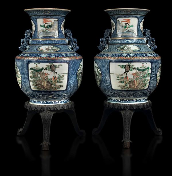 Coppia di grandi e importanti vasi in porcellana sui toni della Famiglia Verde con anse a foggia di  [..]