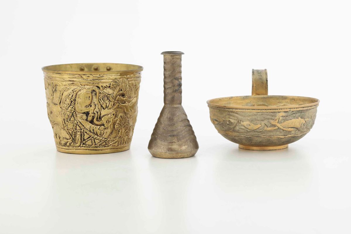 Due Coppe e Ampolla Stile Archeologico. Argento Fuso, Sbalzato, Cesellato e Dorato. Argenteria Ar...