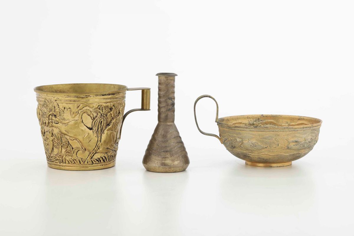 Due Coppe e Ampolla Stile Archeologico. Argento Fuso, Sbalzato, Cesellato e Dorato. Argenteria Ar...