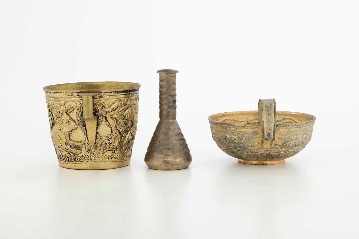 Due Coppe e Ampolla Stile Archeologico. Argento Fuso, Sbalzato, Cesellato e Dorato. Argenteria Ar...