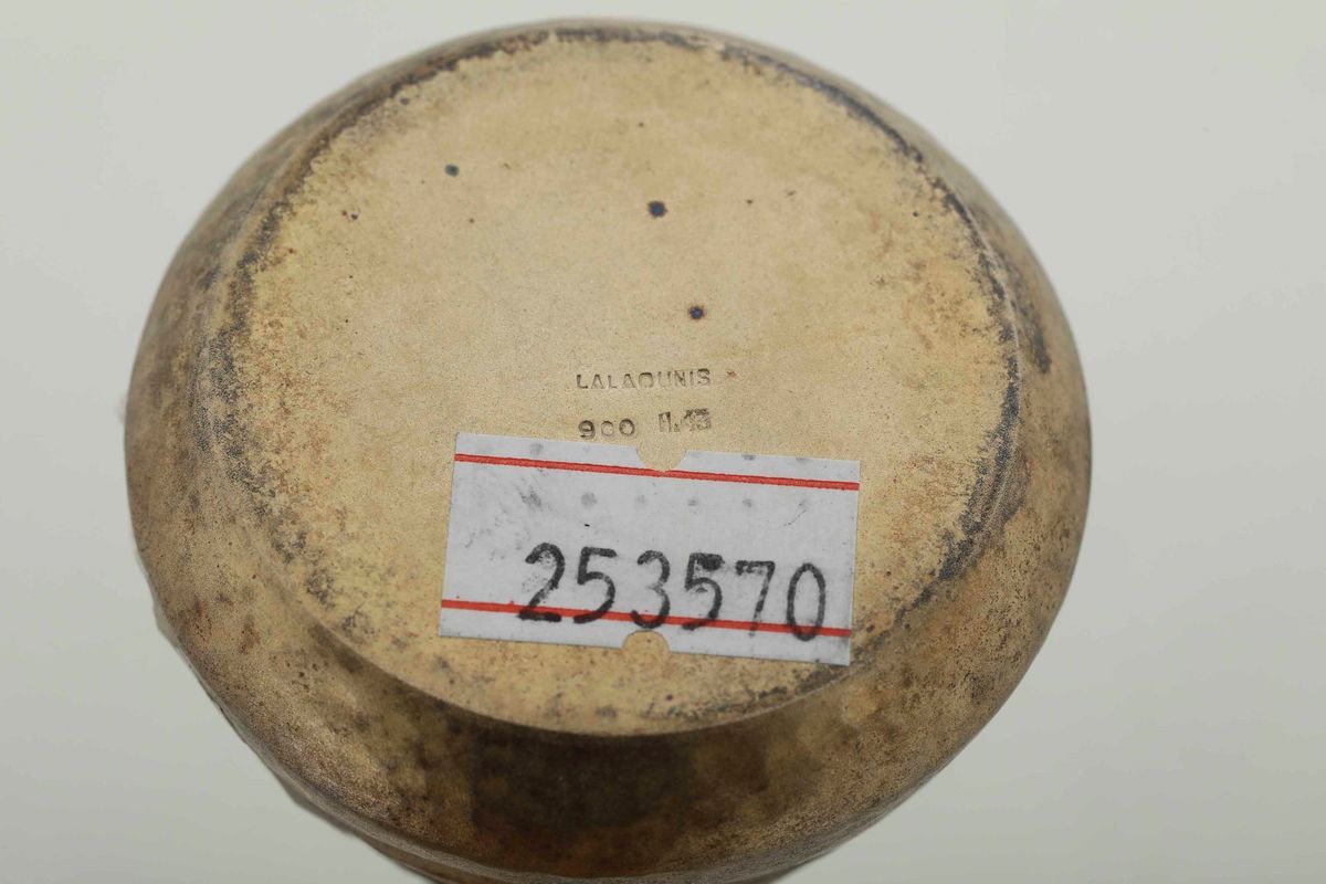 Due Coppe e Ampolla Stile Archeologico. Argento Fuso, Sbalzato, Cesellato e Dorato. Argenteria Ar...