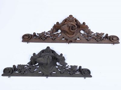 Due Cimase in Legno Intagliato con Cani