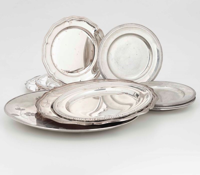 Lotto di piatti diversi in argento. Varie manifatture italiane del XX secolo  - Auction Silvers | Timed Auction - Cambi Casa d'Aste