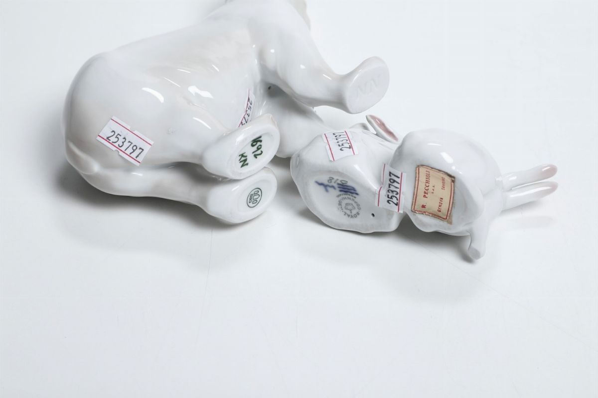 Due Figurine Raffiguranti un Orso Polare e una Coppia di Coniglidanimarca, Manifattura Bing & Gro...