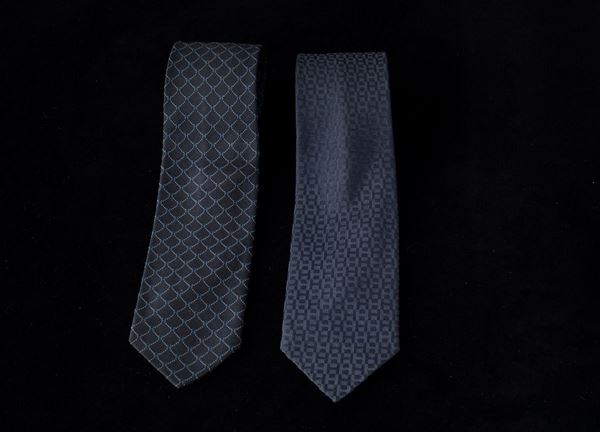 Lotto di 2 cravatte Vintage Hermes in seta fondo blu scuro
