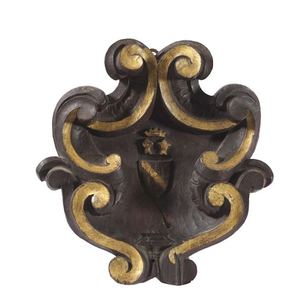Stemma nobiliare in legno intagliato e parzialemte dorato, XVIII secolo