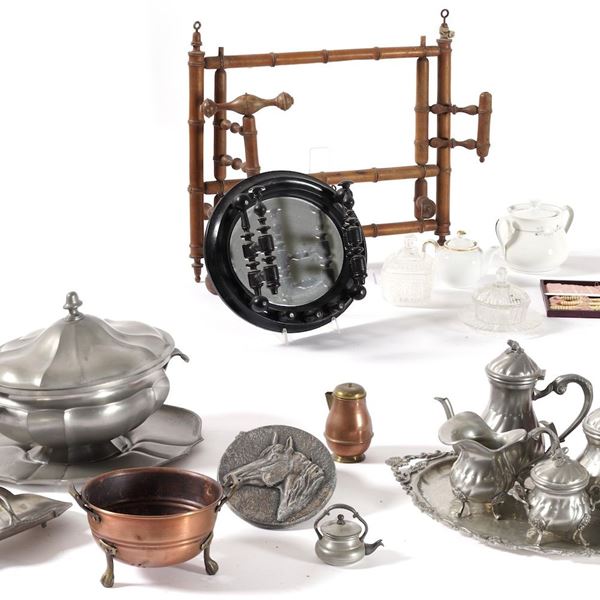 Lotto di oggetti in peltro, rame e due cappelliere