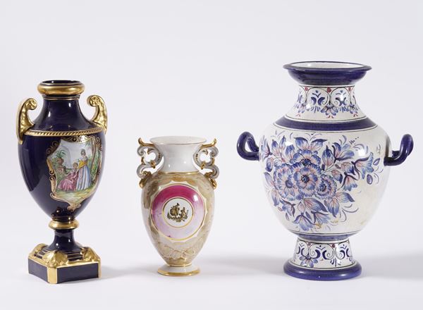Lotto di tre vasi in ceramica, manifatture diverse
