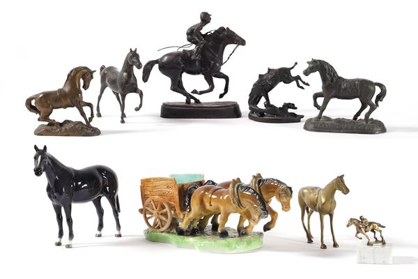 Lotto di cavalli in bronzo e due in porcellana