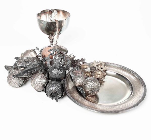 Lotto composto da vari oggetti in metallo e argento. XX secolo