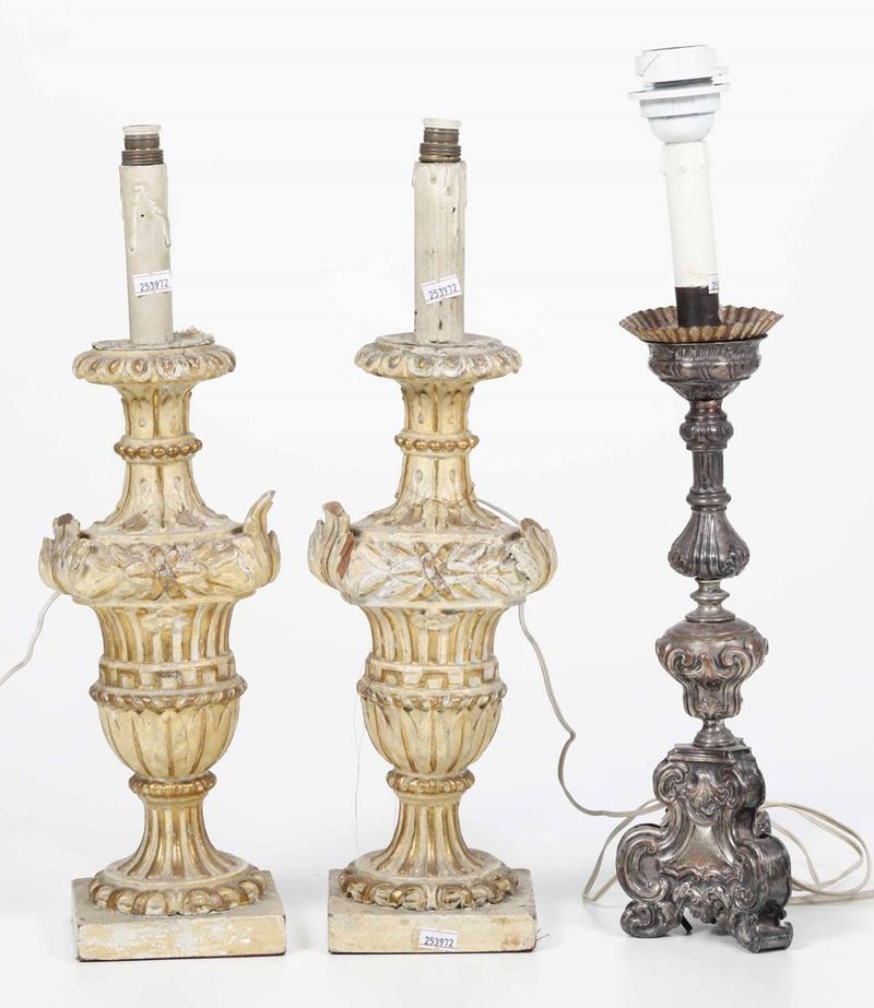 Coppia di vasetti portapalme in legno intagliato e dipinto e candeliere in rame argentato  - Auction Antique April | Cambi Time - Cambi Casa d'Aste