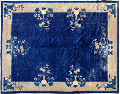 Tappeto Raffigurante Soggetti Naturalistici su Sfondo Blu. Cina, Dinastia Qing, XIX Secolo