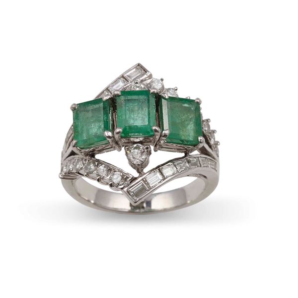 Anello con tre smeraldi Brasile di ct 0.60 circa l'uno e diamanti taglio brillante e baguette