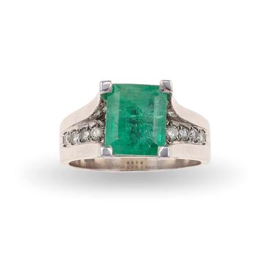Anello con Smeraldo Brasile di Ct 2.30 Circa e Diamanti