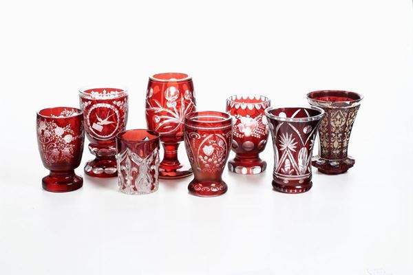 Sette bicchieri con motivi vegetali stilizzati Boemia, XIX e inizio XX secolo 