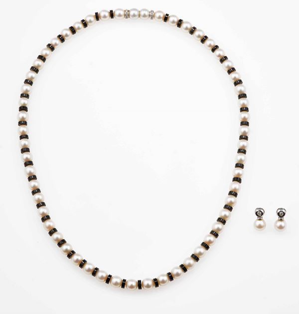 Lotto composto da collana di perle con onice ed una paio di orecchini di perle con diamanti