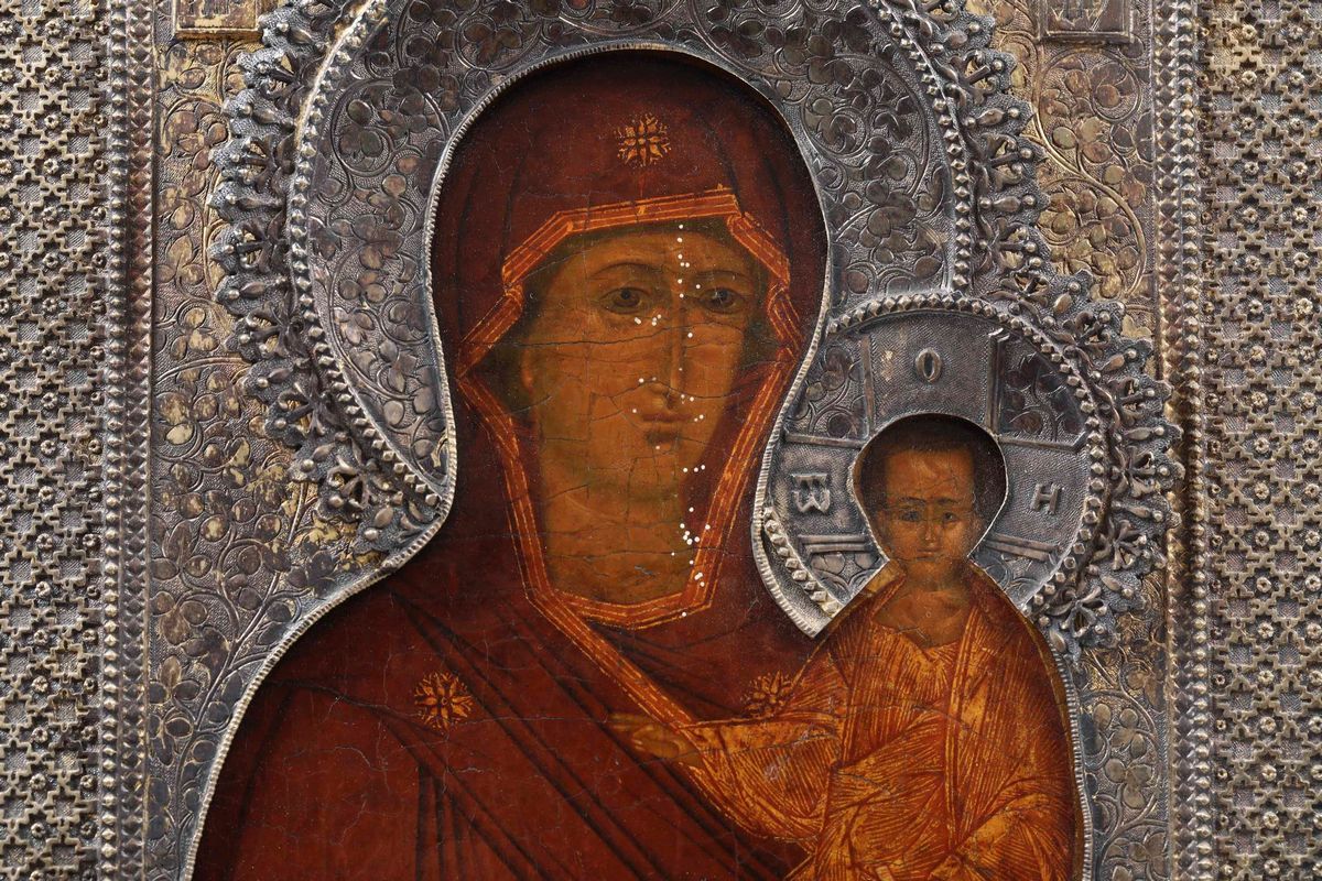 Madonna con Bambino. Icona su Tavola. Probabile XVII Secolo. Riza in Argento Sbalzato e Cesellato...