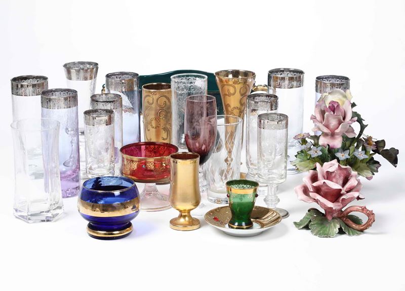 Collezione di diversi bicchieri, 2 rose in terraglia, 1 piattino in porcellana  - Auction Table furniture - Cambi Casa d'Aste