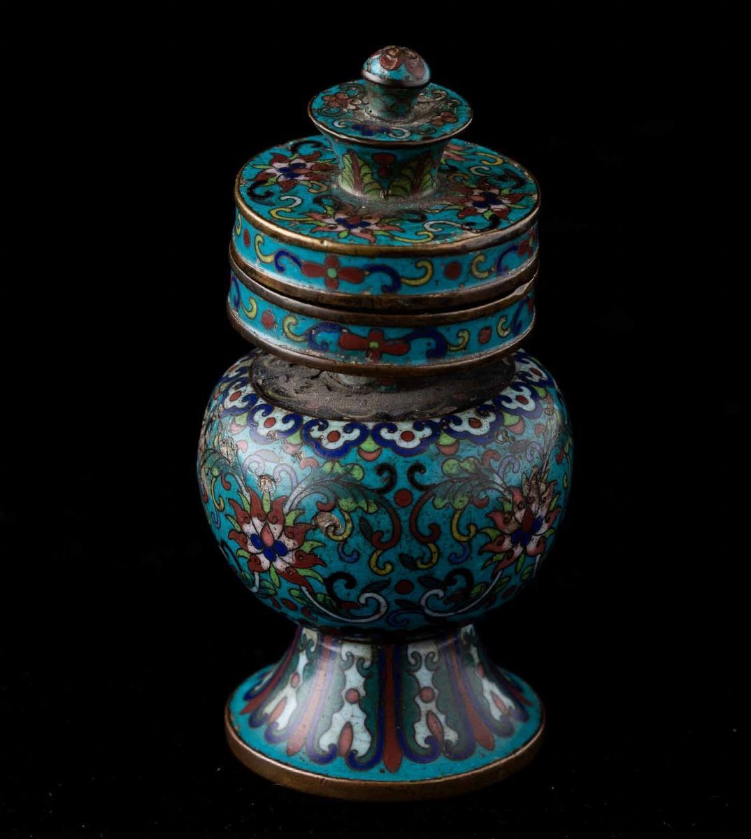 Piccolo Contenitore con Coperchio a Smalti Cloisonnè con Decori Floreali e a Fiori di Loto, Cina,...
