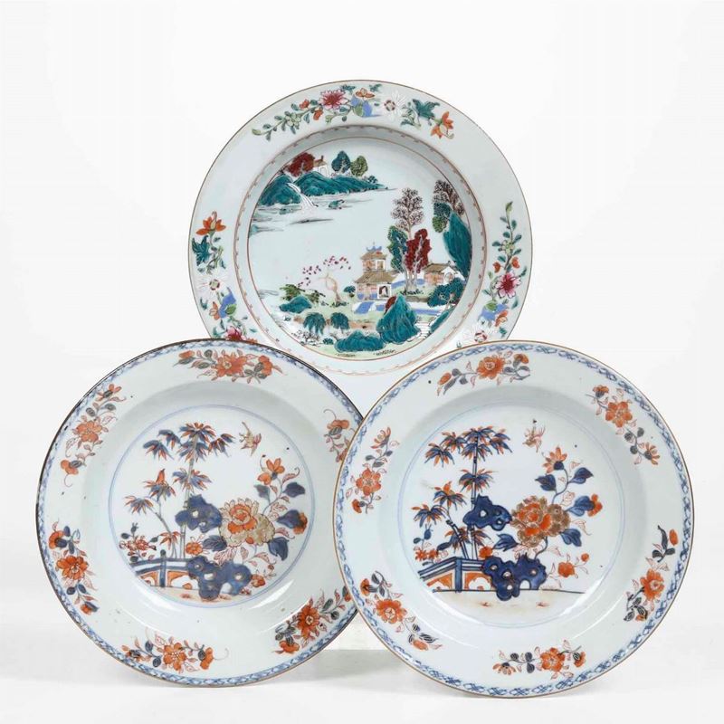 Lotto composto da due piatti in porcellana Imari con decori floreali e uno con veduta di paesaggio, Cina, XVIII-XIX secolo  - Auction Asian Art - Cambi Casa d'Aste
