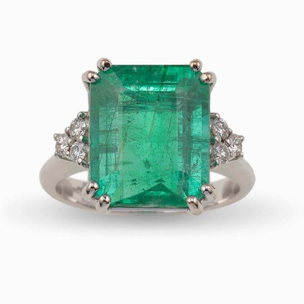 Anello con smeraldo Brasile di ct 8.68 circa e piccoli diamanti