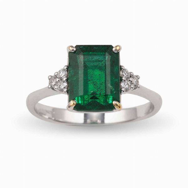 Anello con smeraldo Zambia di ct 2.73 circa e piccoli diamanti