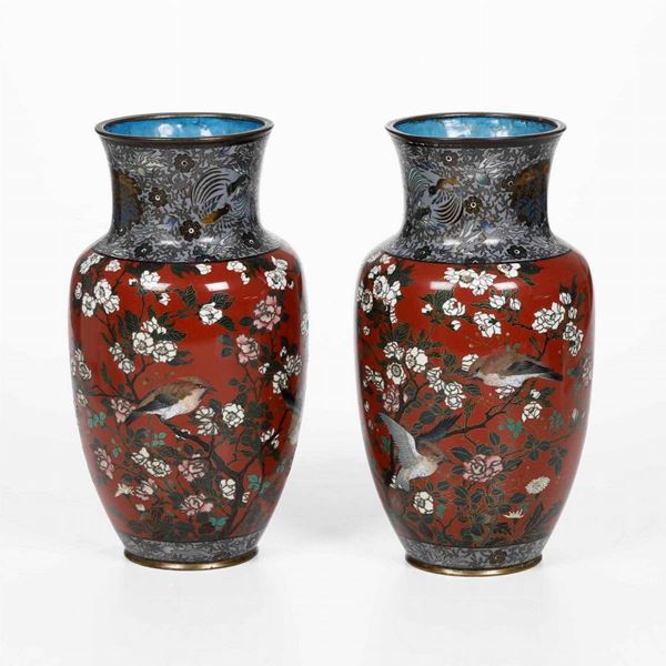 Coppia di vasi in smalto con decoro di uccellini tra i rami su fondo rosso, Cina, Dinastia Qing, XIX secolo