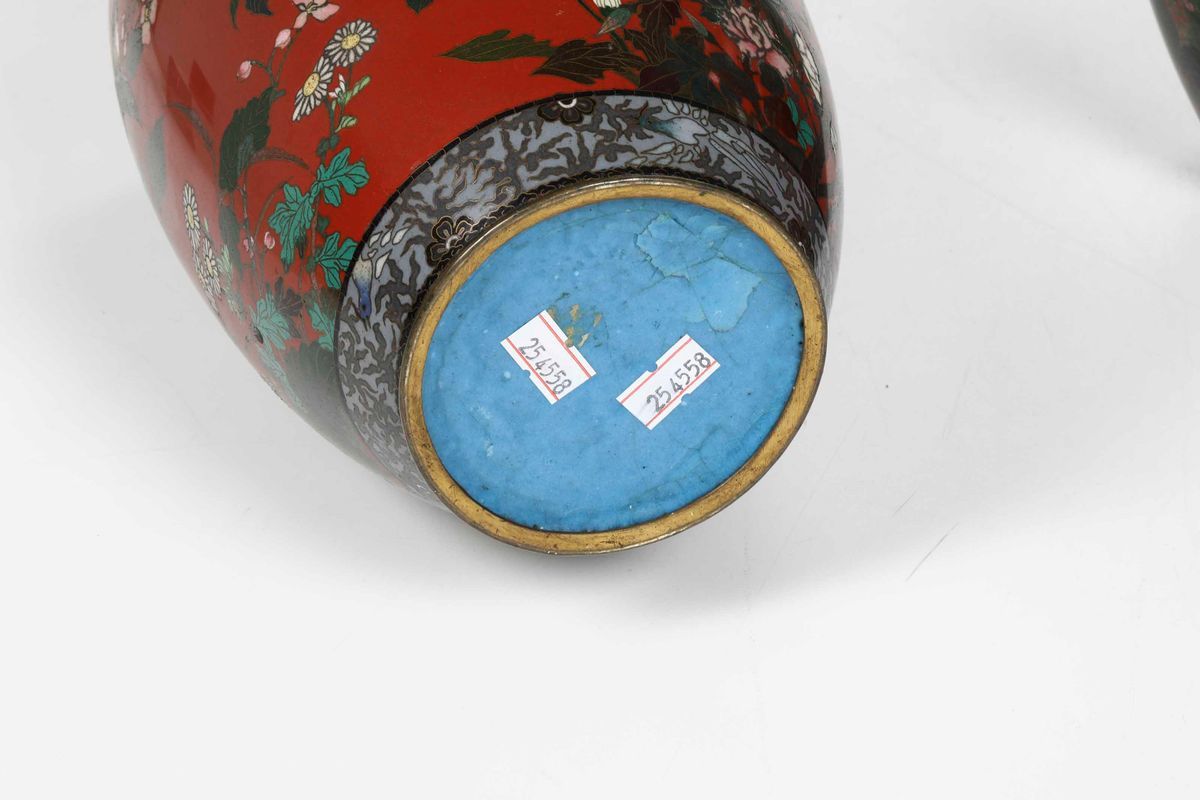 Coppia di Vasi in Smalto con Decoro di Uccellini tra i Rami su Fondo Rosso, Cina, Dinastia Qing, ...