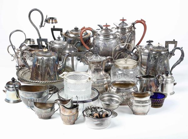Lotto di vari oggetti in metallo argentato. Varie manifatture europee del XX secolo