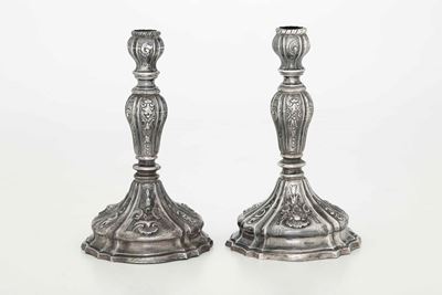 Coppia di candelieri, Argento fuso, sbalzato e cesellato, XX secolo