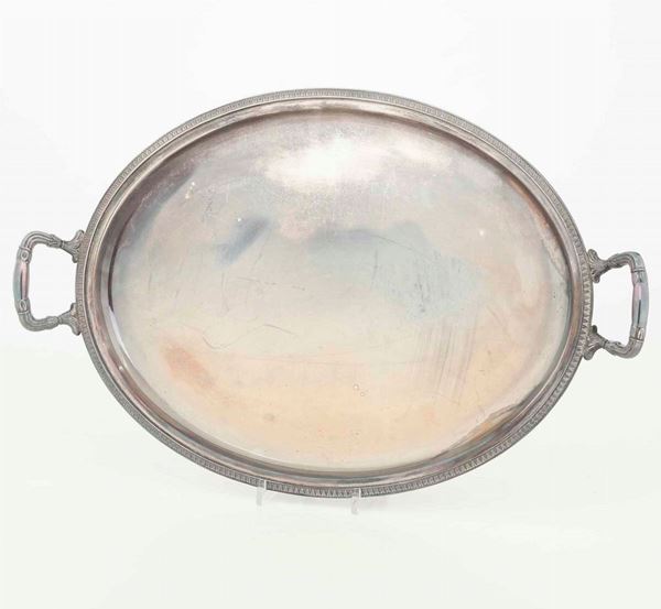 Vassoio in argento fuso e cesellato. Argenteria italiana del XX secolo. Bollo dell'argentiere consunto