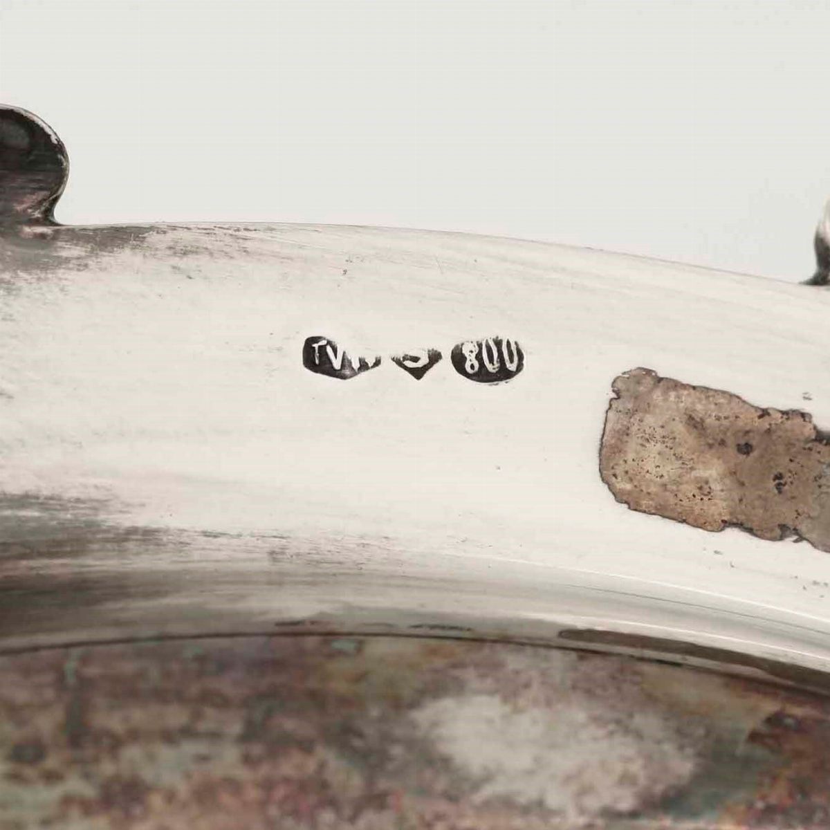 Vassoio in Argento Fuso e Cesellato. Argenteria Italiana del XX Secolo. Bollo Dell'argentiere Con...