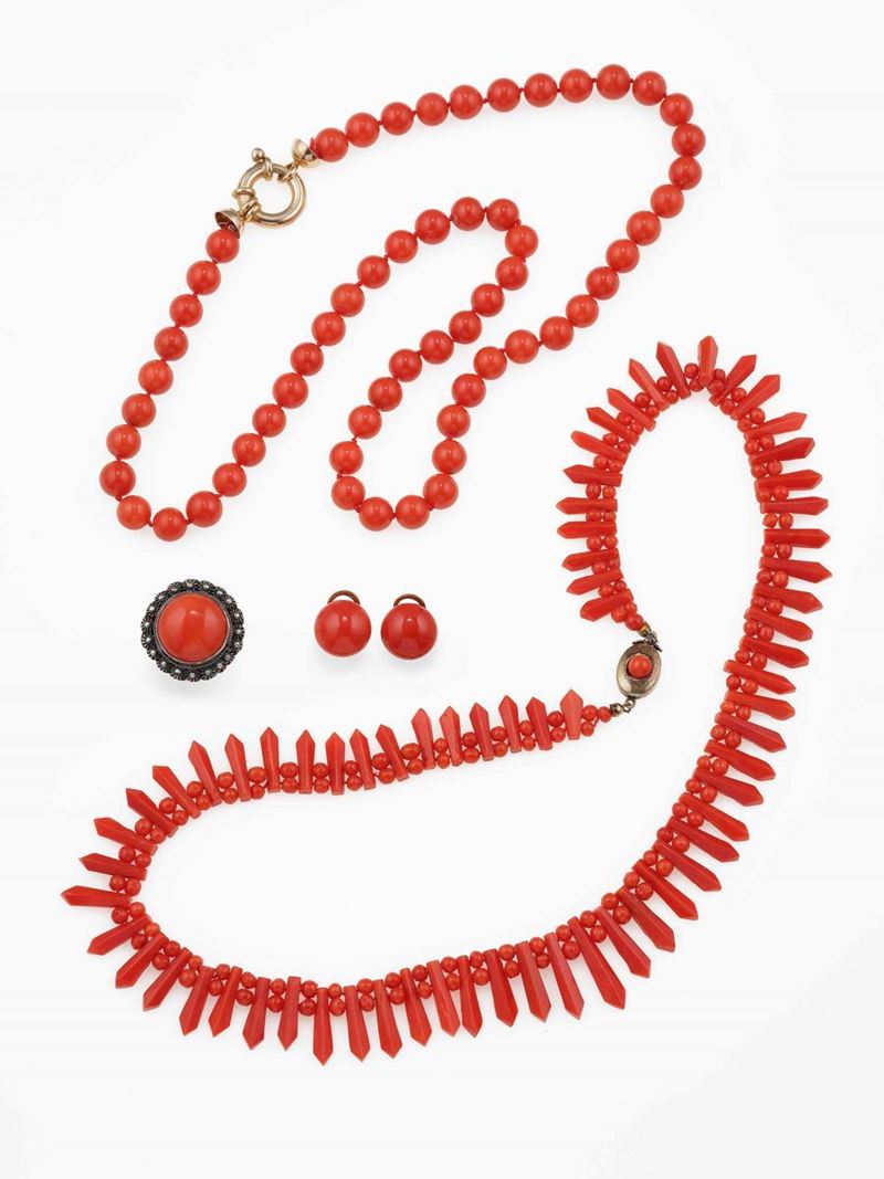 Lotto composto da due collane, un paio di orecchini ed un anello con corallo  - Asta Fine and Coral Jewels - Cambi Casa d'Aste