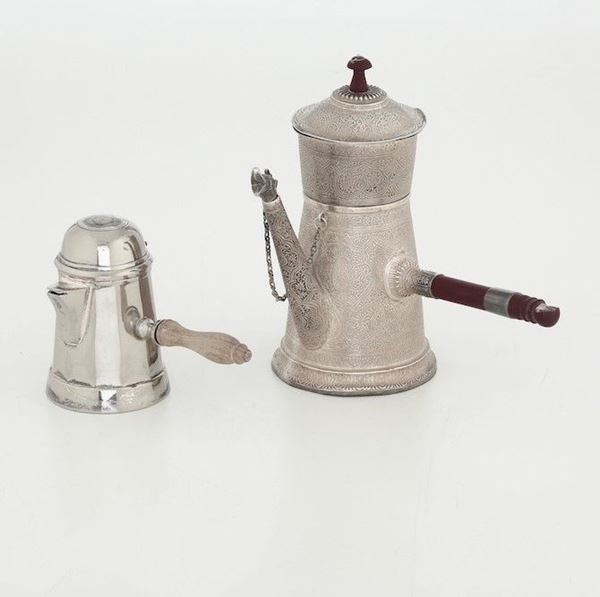 Cioccolatiera in argento fuso e cesellato. Argenteria del XX secolo