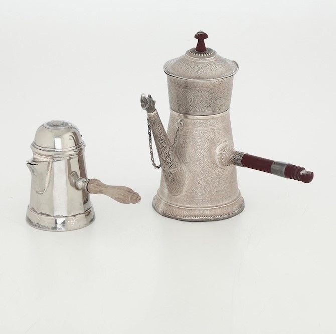 Cioccolatiera in argento fuso e cesellato. Argenteria del XX secolo  - Auction Silvers - Cambi Casa d'Aste
