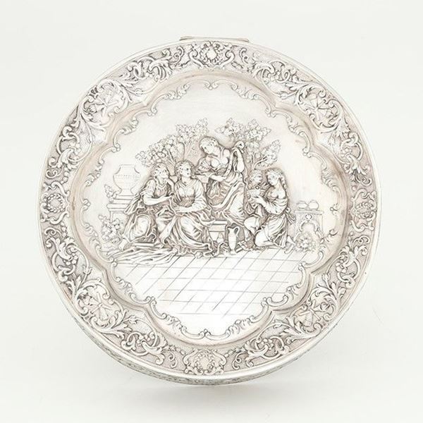 Scatola di forma circolare in argento fuso, sbalzato e cesellato. Argenteria artistica italiana del XX secolo