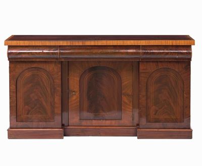 Credenza Lastronata in Piuma di Mogano a Tre Ante. XIX Secolo