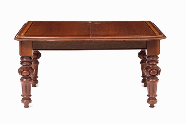 Tavolo in mogano filettato. XIX-XX secolo